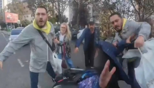 Kavga ettikleri motosikletliye yardım edenlere de saldırdılar! İşte o anlar