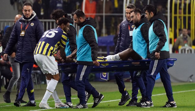 Fenerbahçe'de Batshuayi şoku: Sedyeyle sahayı terk etti
