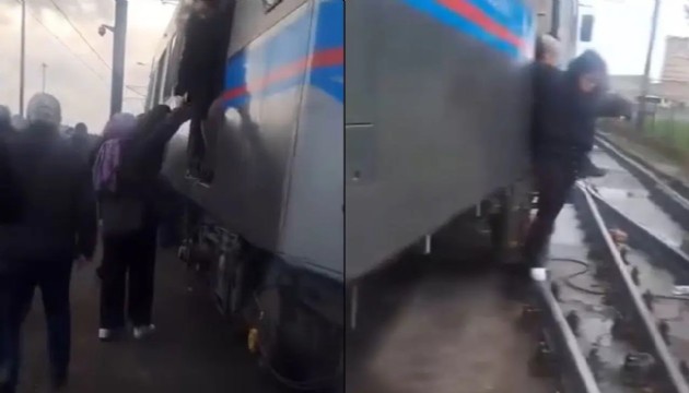 Topkapı'da tramvay raydan çıktı: Yolcular tahliye edildi