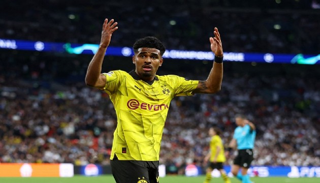 Borussia Dortmund'un parlattığı oyuncuyu Aston Villa kadrosuna kattı