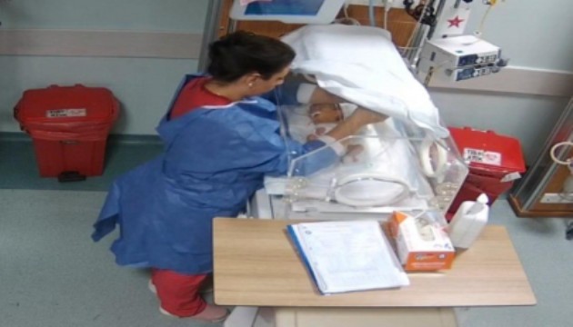 Küvozdeki bebeğe şiddet uygulayan hemşire hakkında tutuklama kararı