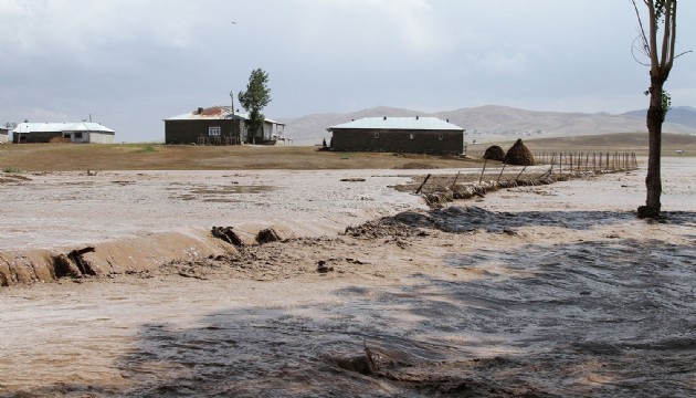 Van'da sağanak sonrası sel meydana geldi