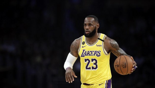 LeBron James'in oyuncu kartı rekor bedelle satıldı