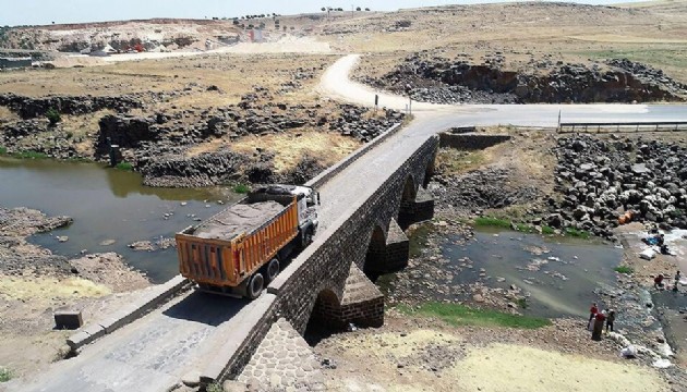 Geçiş yasağına rağmen 600 yıllık köprüyü tahrip ettiler