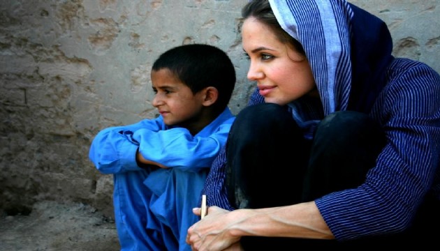 Angelina Jolie'den çocuk hakları kitabı