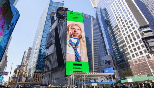 Aleyna Tilki New York Times Meydanı'nda boy gösterdi