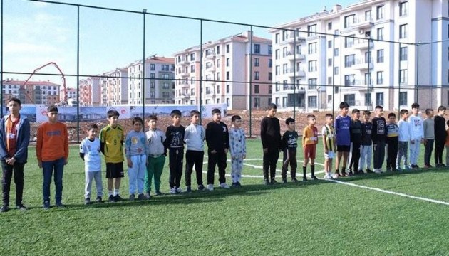 Bakan Kurum, depremzede Hüseyin'e verdiği halı saha sözünü tuttu