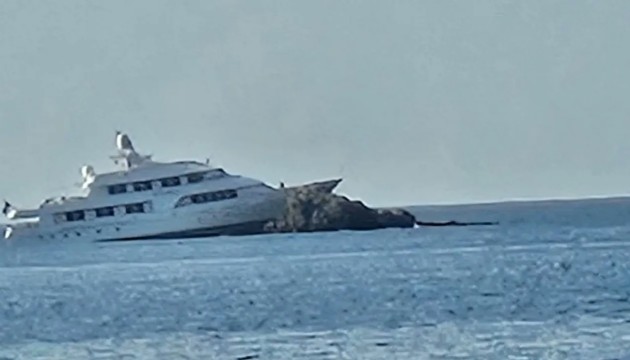 Motoryat kayalıklara çarptı