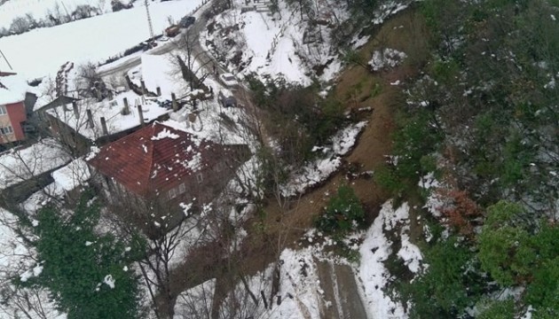 Sinop'ta kar yağışı toprak kaymasına neden oldu