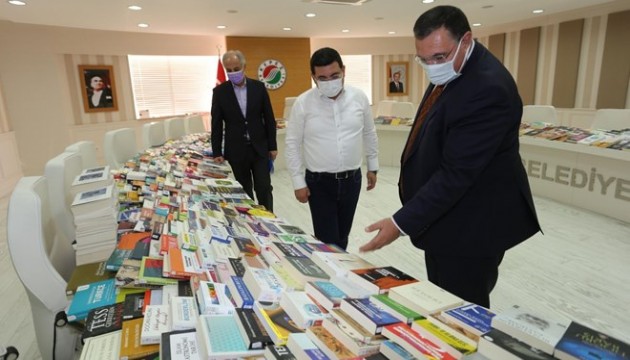 Bakan Ersoy'dan 2 bin kitap bağışı