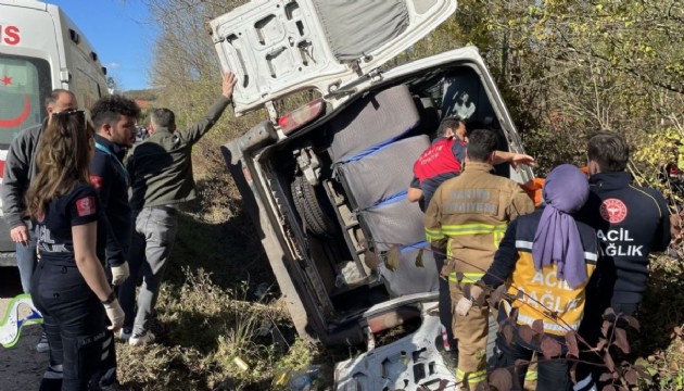 Yolcu minibüsü devrildi: 1 çocuk öldü, 9 yaralı