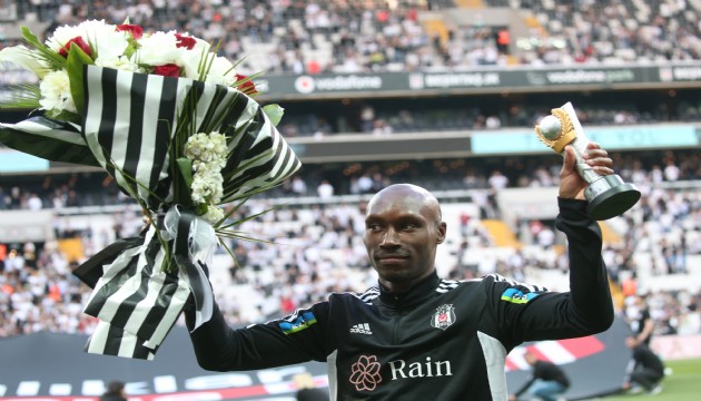 Atiba Hutchinson taraftarı ile vedalaştı