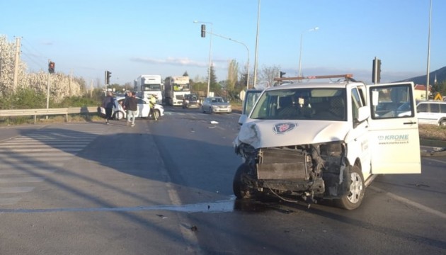 Konya'da kamyon kırmızı ışıkta bekleyen otomobile çarptı: 11 yaralı