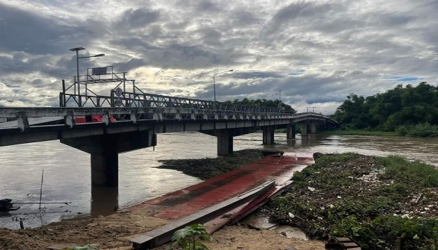 Tayland'da sel suları köprüyü yıktı