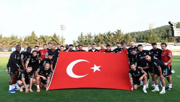 Beşiktaşlı futbolculardan Cumhuriyet'in 100. yılı kutlaması