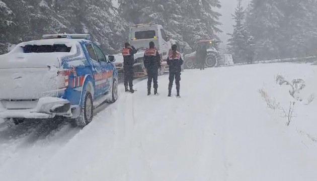 Karda mahsur kalan 4 kişi, Bolu'da canlarını zor kurtardı