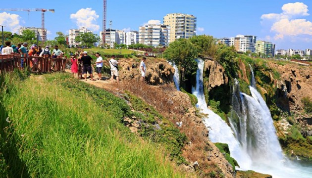 Düden Şelalesi'ne tatilci akını