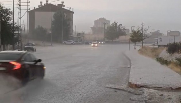 Malatya’da sağanak etkili oldu, yollar göle döndü