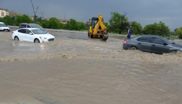 Malatya sağanak yağışa teslim: Yollar göle döndü