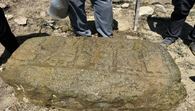 Sarıkamış'ta üzerinde insan figürleri olan taş bulundu