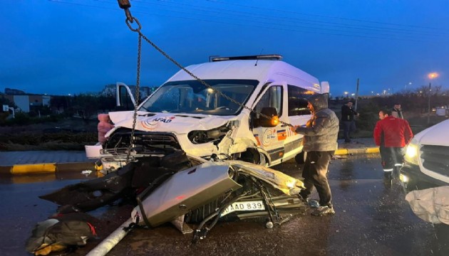 Deprem bölgesine giden AFAD aracı kaza yaptı: 1 ölü, 9 yaralı