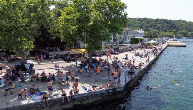 Sıcaktan bunalan İstanbullular Boğaz'a girerek serinledi