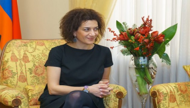 Paşinyan'ın eşi Cumhurbaşkanı Erdoğan'ın kitabını okudu