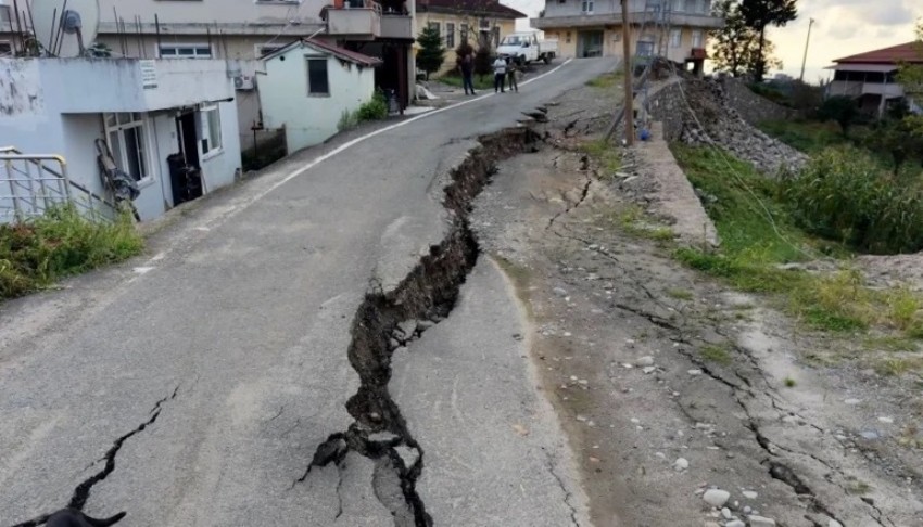Rize'de sel felaketi! Faciayı istinat duvarı önledi