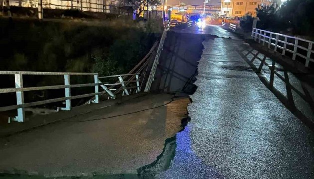 Sağanak yağış köprüyü yıktı