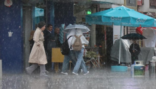 Bolu'da aniden bastıran sağanak yağmur şehri felç etti