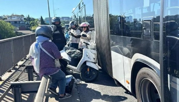 Köprüde trafiği kilitleyen kaza