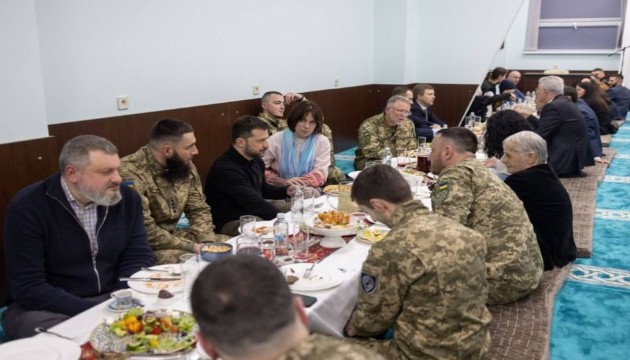 Zelenskiy'den Çeçen askerlerine iftar yemeği