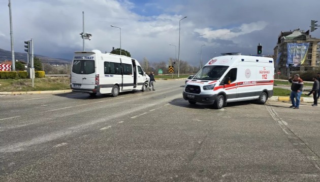 Ambulans ile minibüs çarpıştı