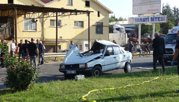 Kütahya'da otomobil ile işçi servisi çarpıştı: 1 ölü