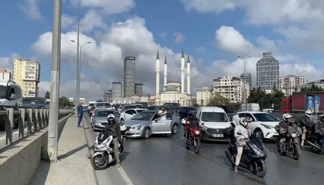 D-100'de hareketli anlar: Yoldan geçenlere saldırdı