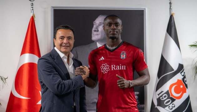 Beşiktaş'ın yeni transferi Eric Bailly imzayı attı, formayı giydi