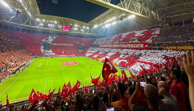 Galatasaray taraftarından Cumhuriyet’in 100. yılına özel koreografi