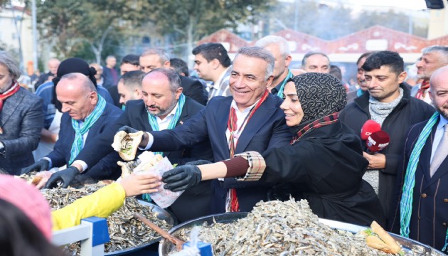 İstanbul'da vatandaşlara 2 ton hamsi dağıtıldı