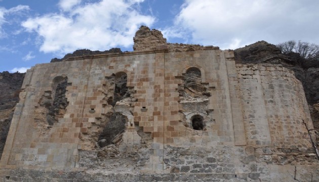 Tarihi kilise definecilerin talanına uğradı