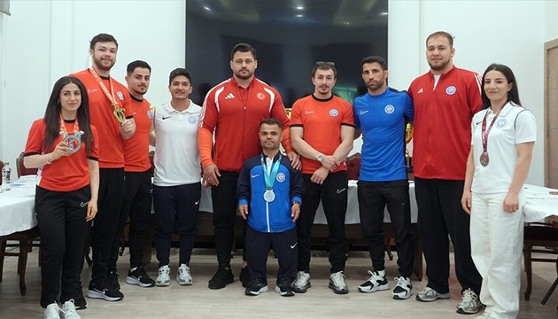 Şampiyonlar basınla buluştu