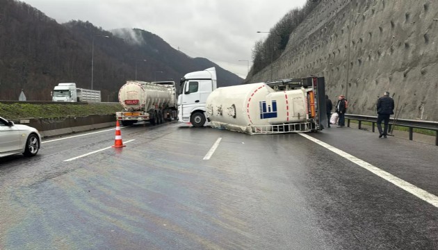 Devrilen tır ulaşımı aksattı