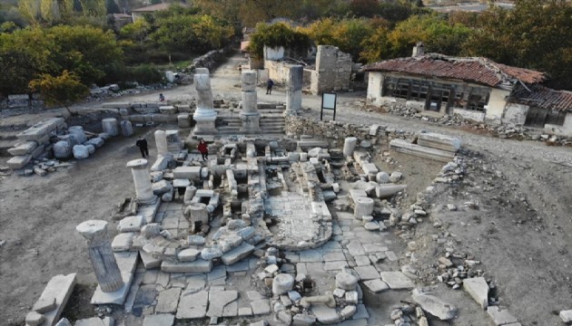 Tarihi kilise tabanı özenle işleniyor