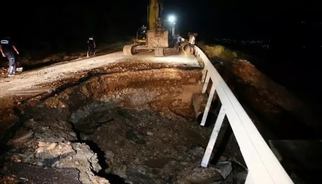 Turizm cennetinde su hattı patladı