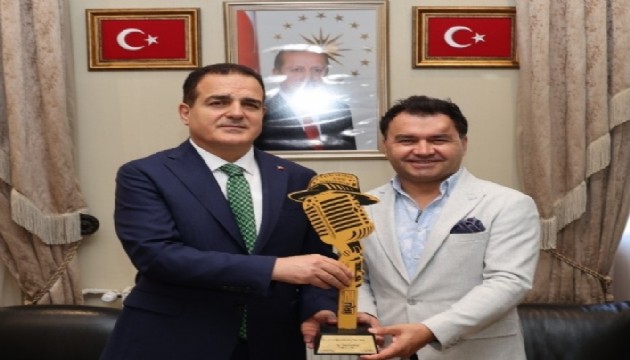 IRU Başkanı Yusuf Erbaş'tan Muğla Valisi Akbıyık'a anlamlı ödül