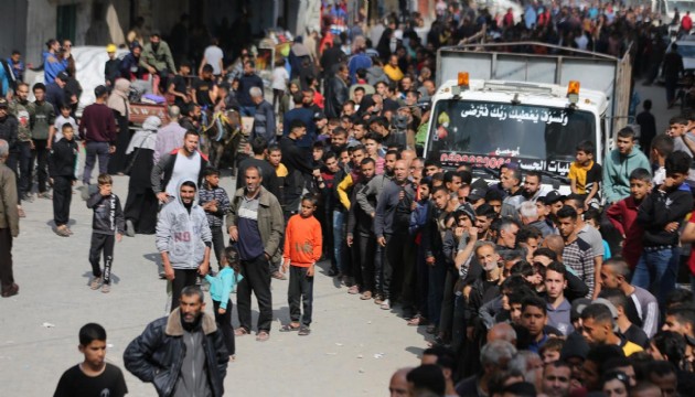 Gazze'de ekmek kuyrukları saatlerce sürüyor