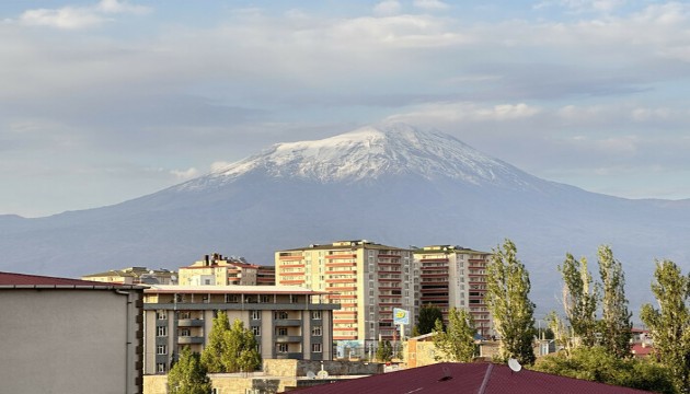 Ağrı Dağı'na kar yağdı