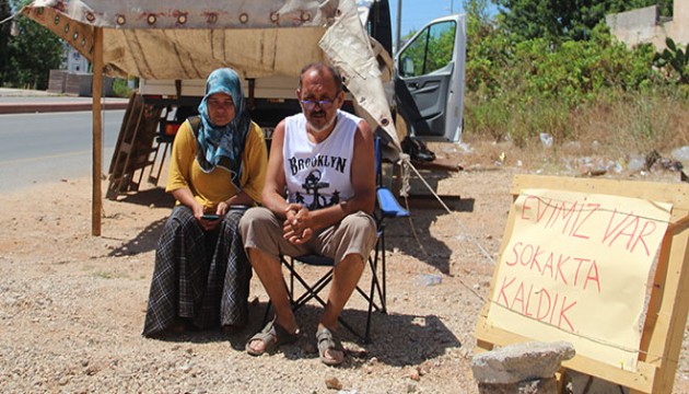 Kiracısını çıkaramayan ev sahibi kamyonette yaşıyor