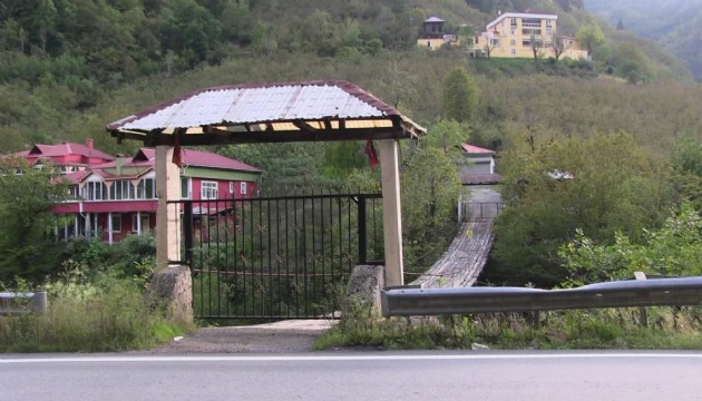 Asma köprüye kilit taktı