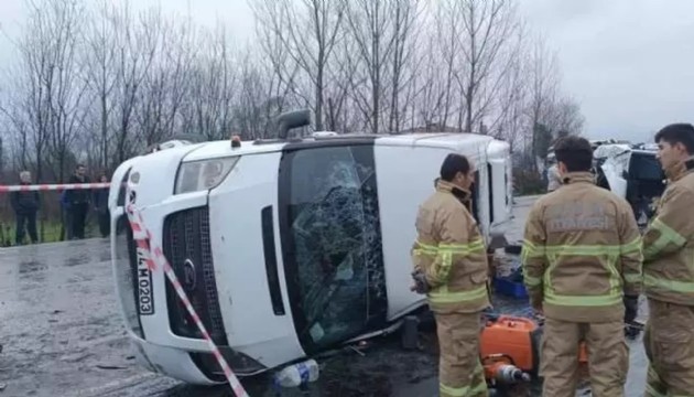 Feci kaza! İki işçi servisi çarpıştı