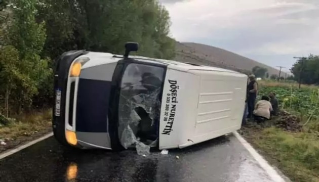 Afyonkarahisar'da minibüs devrildi